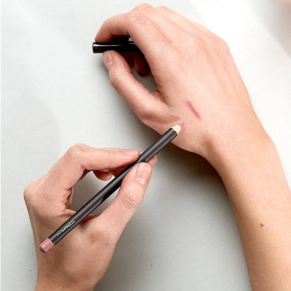 MAC Cosmetic Lip Liner in Edge to Edge - Picture 10 of 16